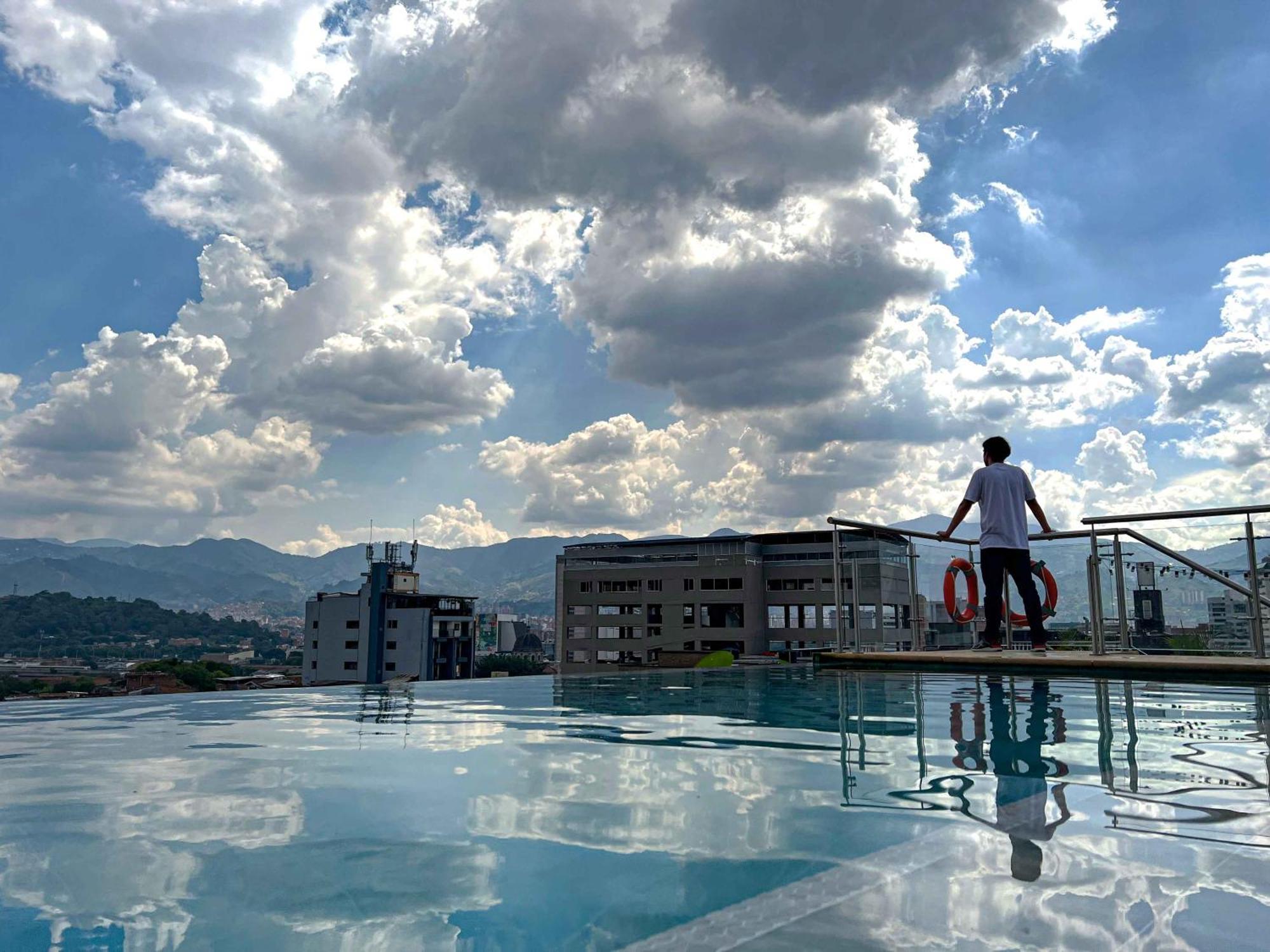 Apartahotel Medellin Luaran gambar
